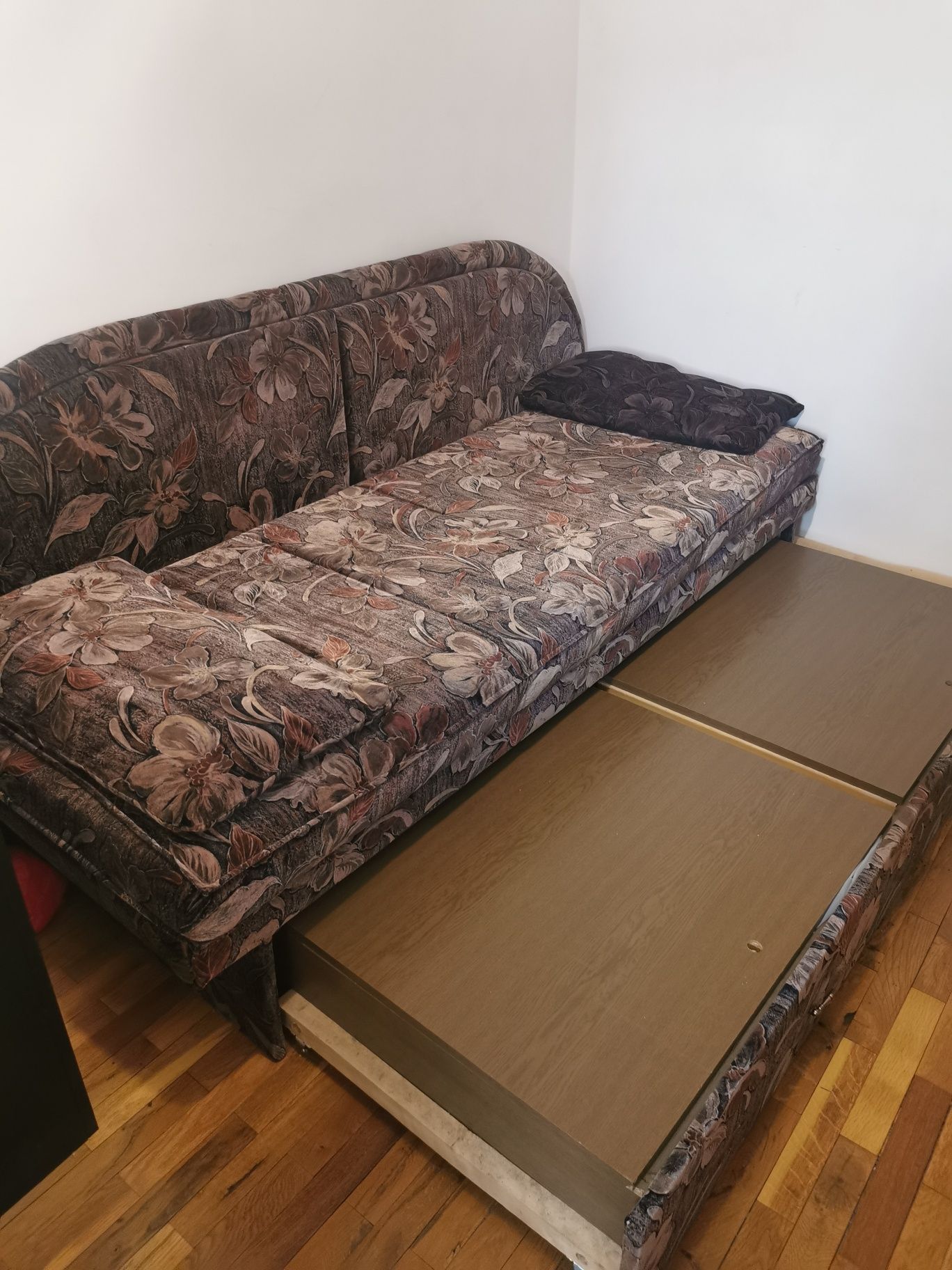 Разтегателен диван/кушетка