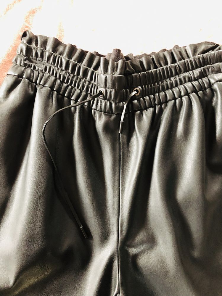Pantaloni Zara noi din piele ecologica
