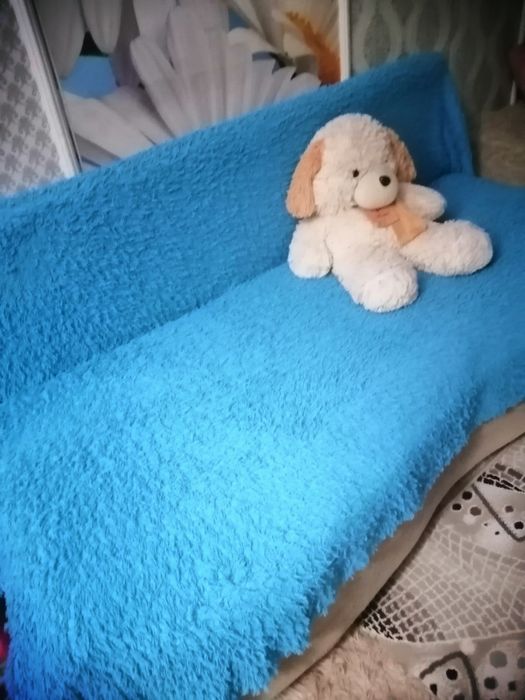 Покрывала двуспальные, бежевое и голубое.