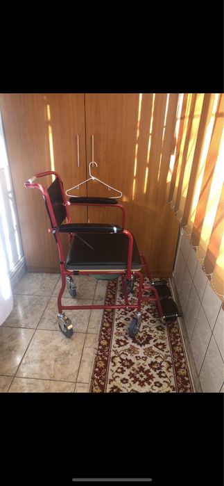 SCAUN RULANT cu vas de toaleta