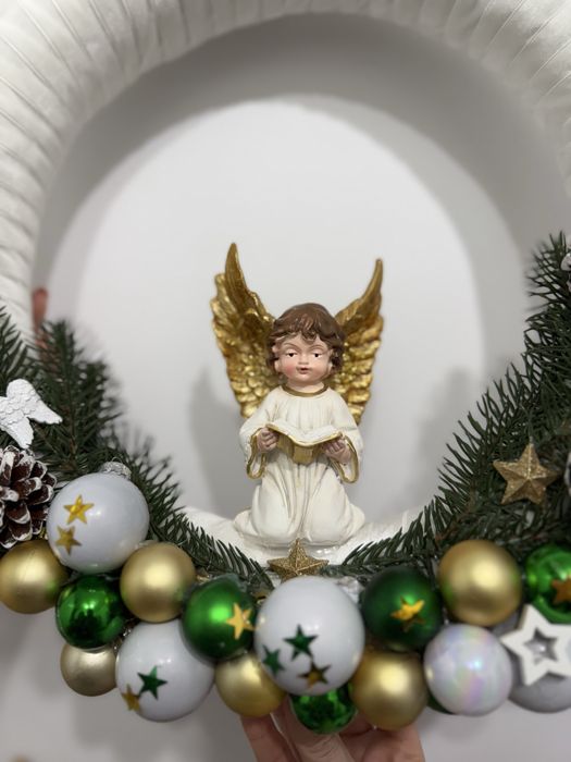 Coronita decorativa de Craciun Hand Made cu catifea alba