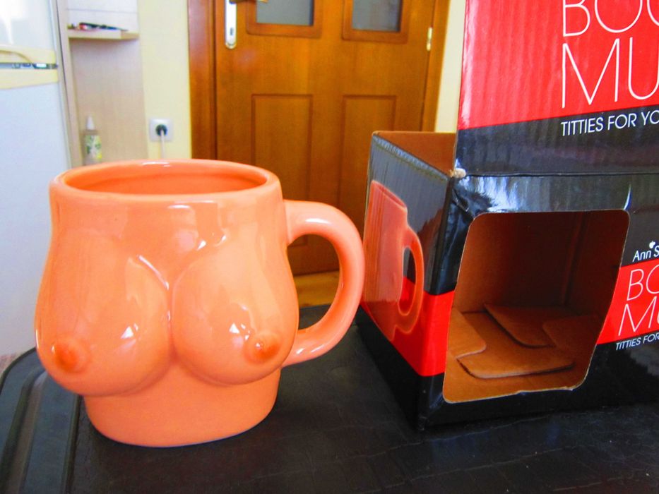 Чаша за Чай и Кафе във форма на Женски Гърди  Англия