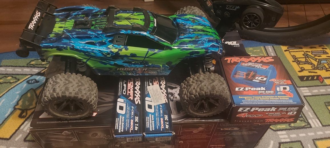 Traxxas Rustler VXL 4x4 brushless+2 baterii+incarcator