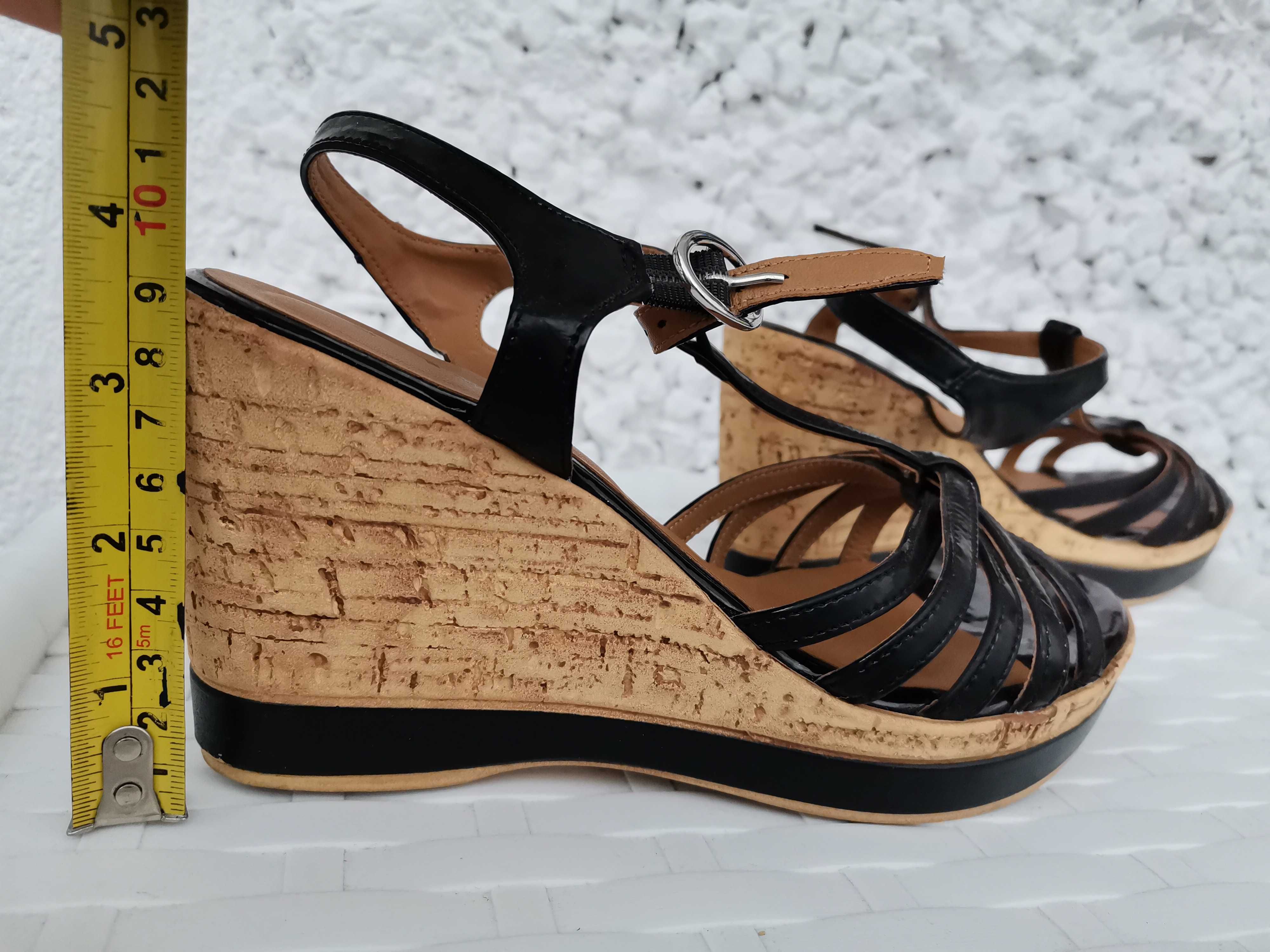 Sandale negre cu platforma, din piele lacuita, Tamaris