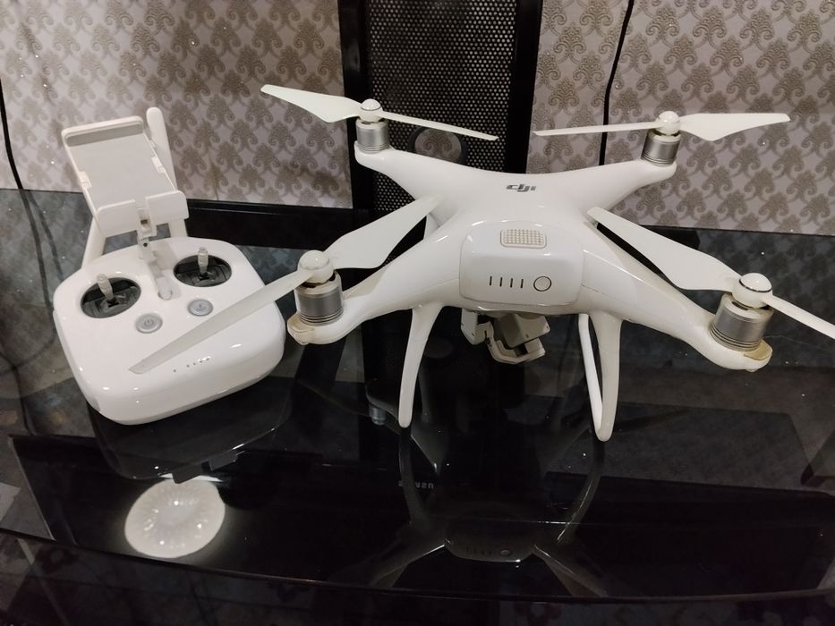 Дрон DJI Phantom 4