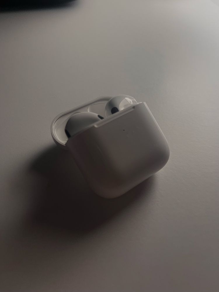 airpods– нови, със зареждащ кейс