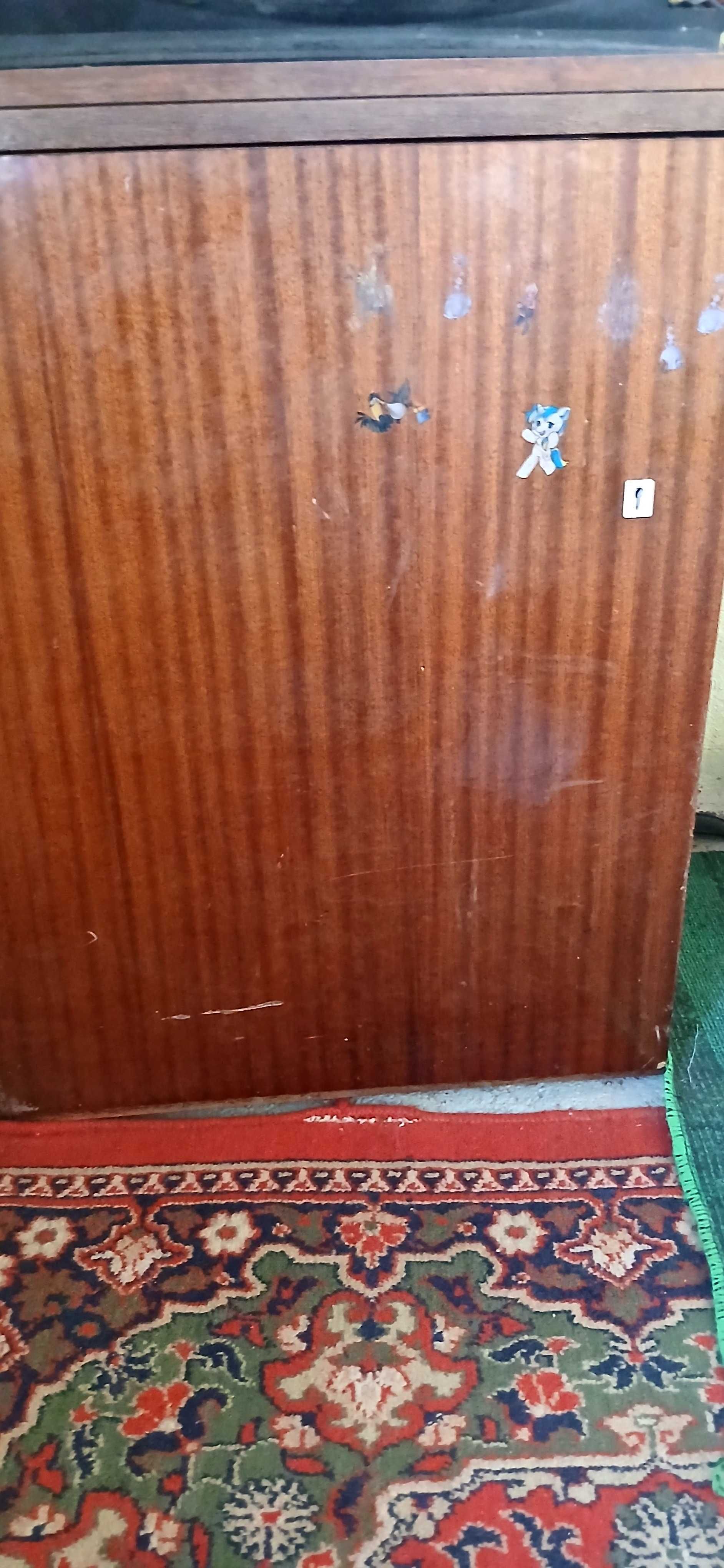 Ham tokga, ham oyoq bilan ishlaydigan tikuv mashinkasi sotiladi.
