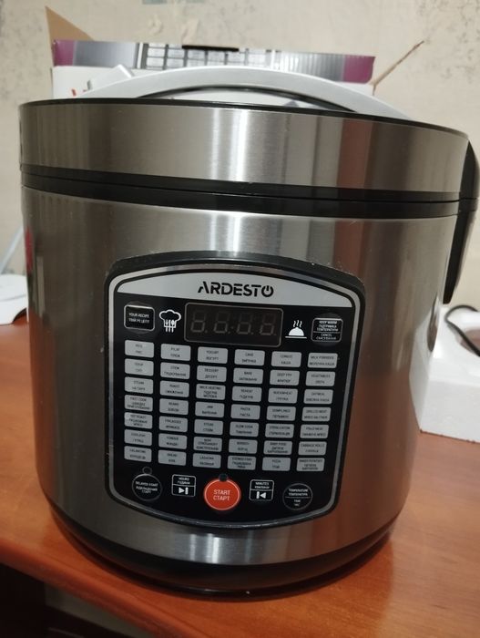 Мультиварка  Новая на 4 л.