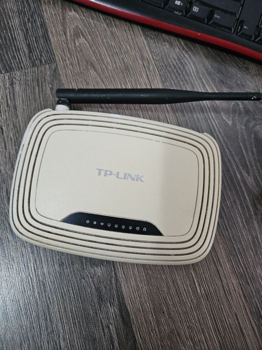 Клавиатура, рутер, 2броя зарядно за лаптоп,2броя мишка