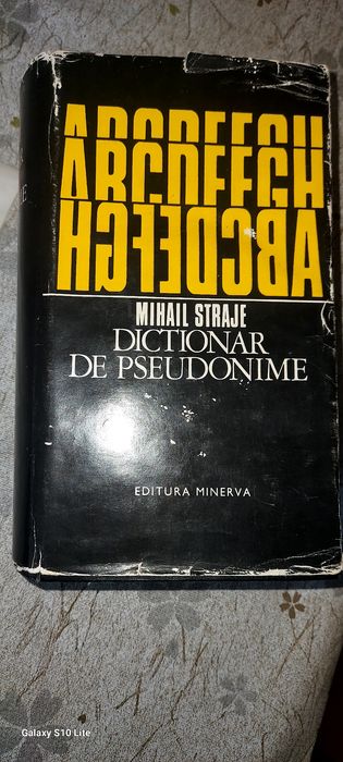Vând trei cărți...