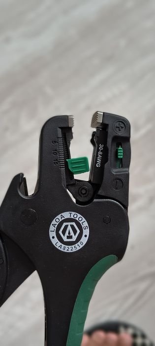 Инструмент за оголване на отделни  жила от проводника