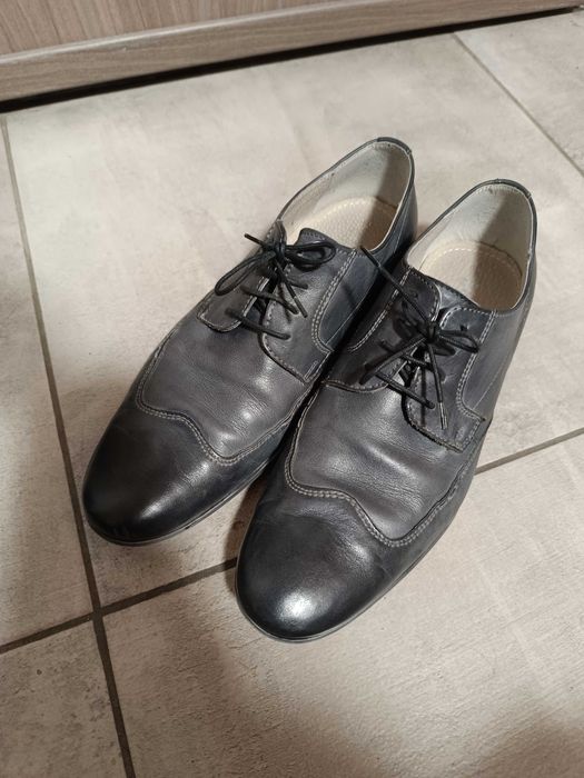 Vând pantofi piele naturală gri Nr 41