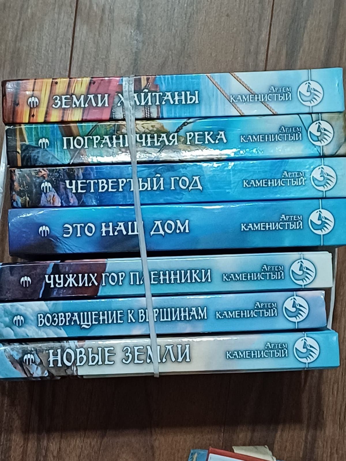 Продам сборник книг фантастика. Всё новое.