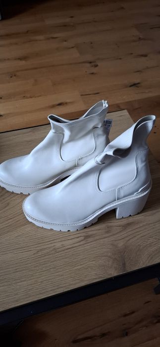 Ghete botine cu toc gros Stradivarius