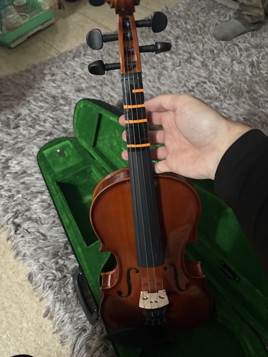 Vând vioară nouă și cu suport bărbie