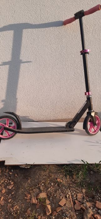 Vând trotinetă roz