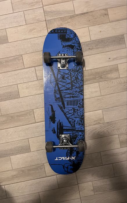 Skateboard albastru