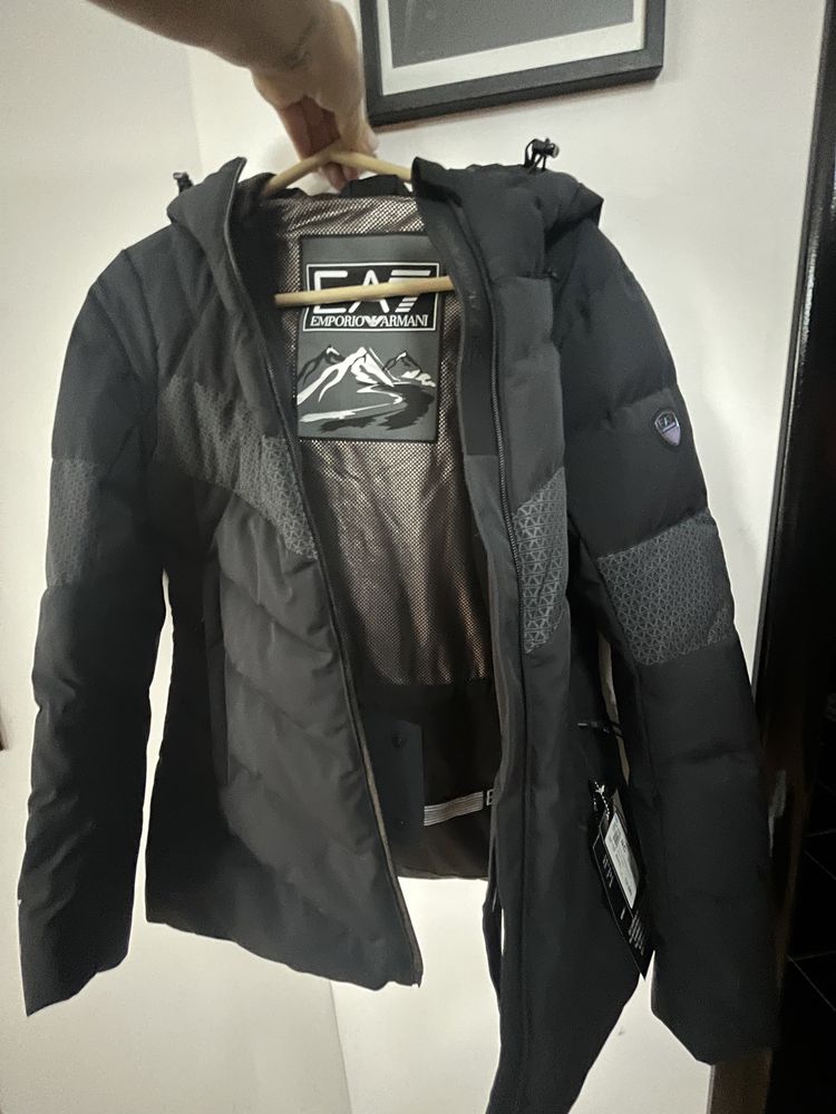 Продавам Яке Armani чисто ново