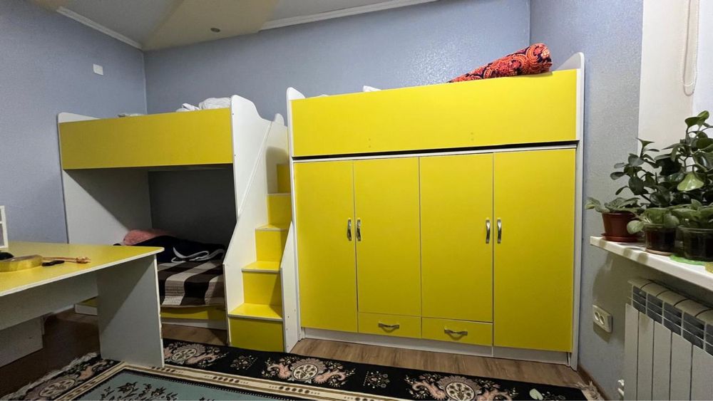 Диван со шкафом и стол