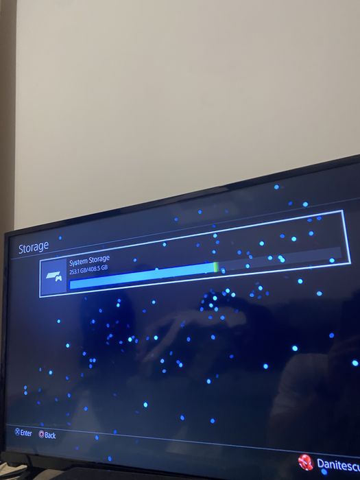 Vand ps4 500GB cu un controller si 3 jocuri