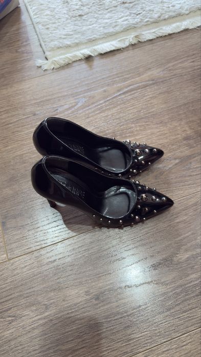 Продаются лакированные туфли