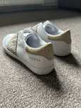 sneakers guess.