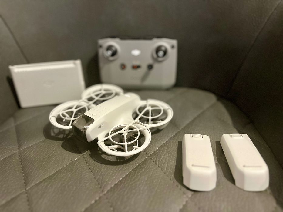 Дрон DJI NEO с чанта към него