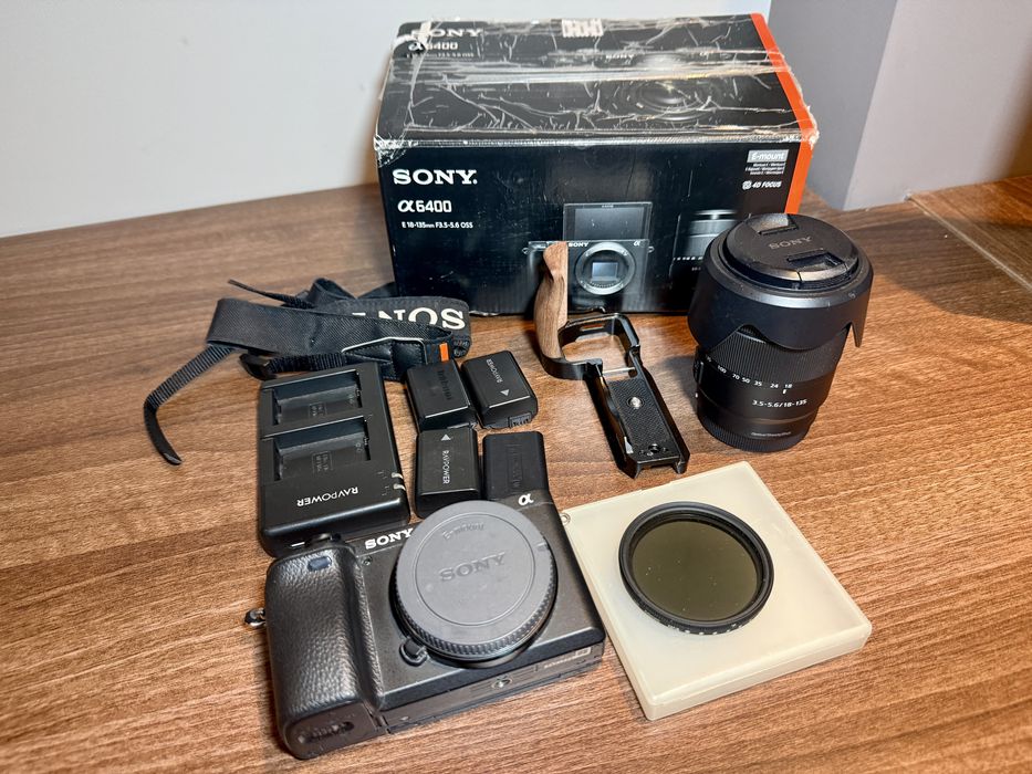 Sony a6400 + 18–135mm OSS + 4 baterii + accesorii