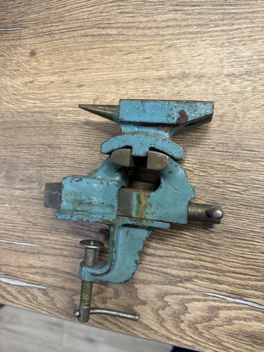 Тиски настольные с наковальней советские члз