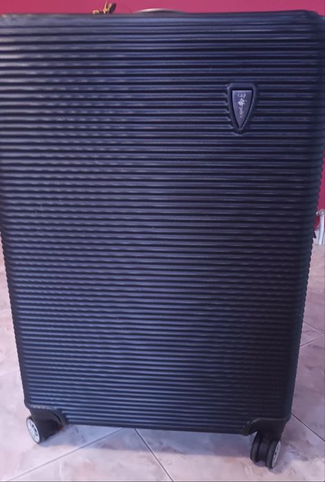 Черен голям куфар на колела