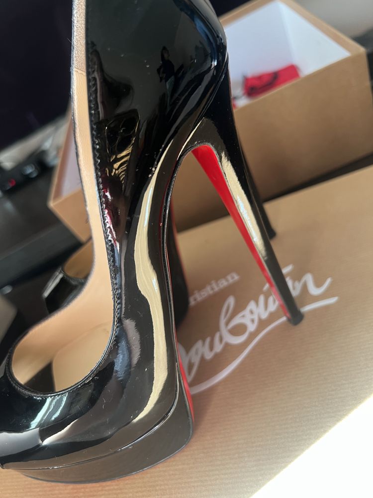 LouBoutin pantofi