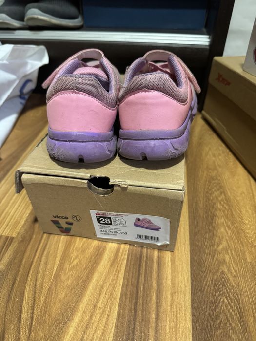 Кроссовки на девочку 28 размер