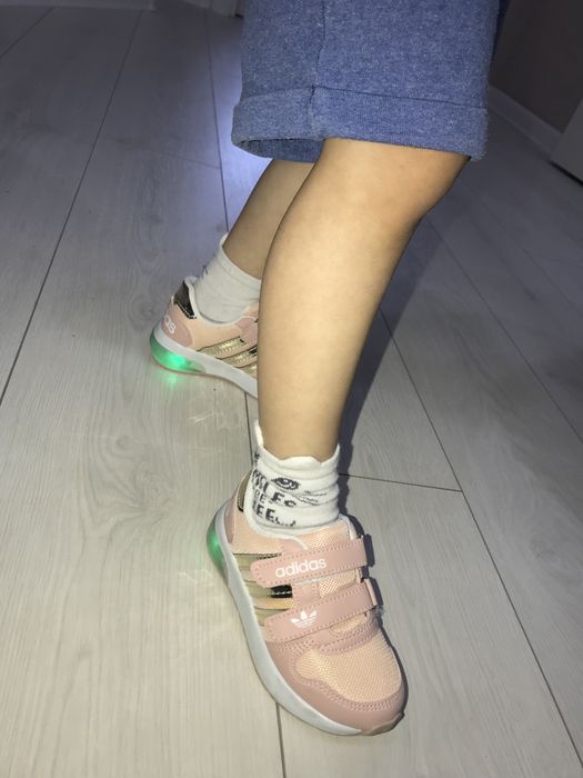 Продам новые кроссовки