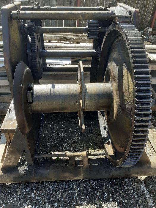 Troliu manual pentru puturi