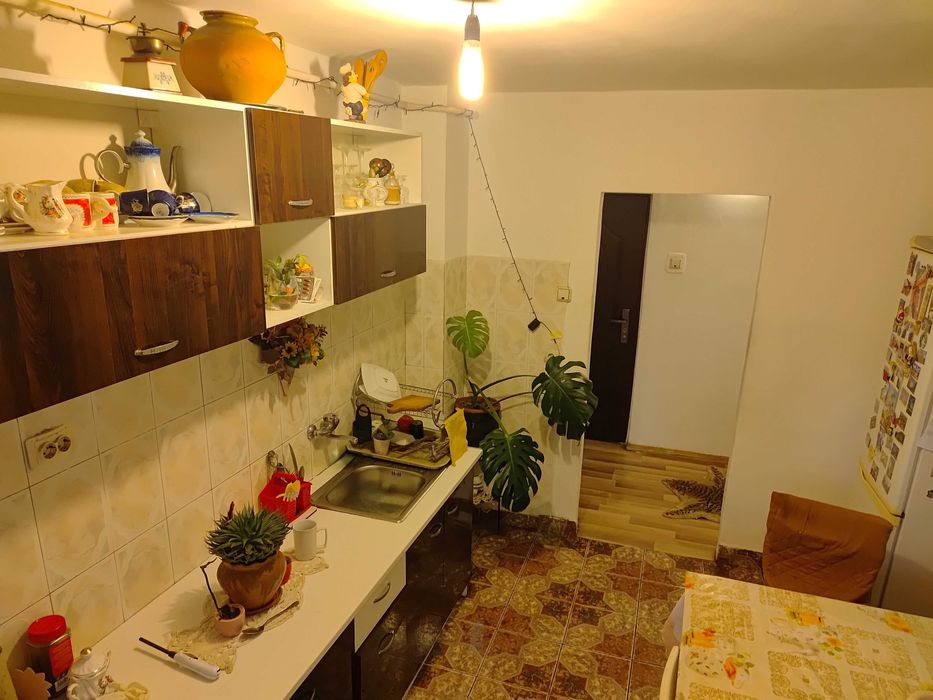 Vând apartament 5 camere, 100 mp, decomandat, 2 băi + 2 balcoane