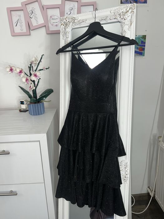 Черна бляскава рокля