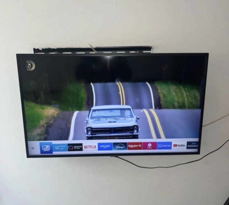 Televizor Samsung 4K Ultra HD 7seria cu suport de perete