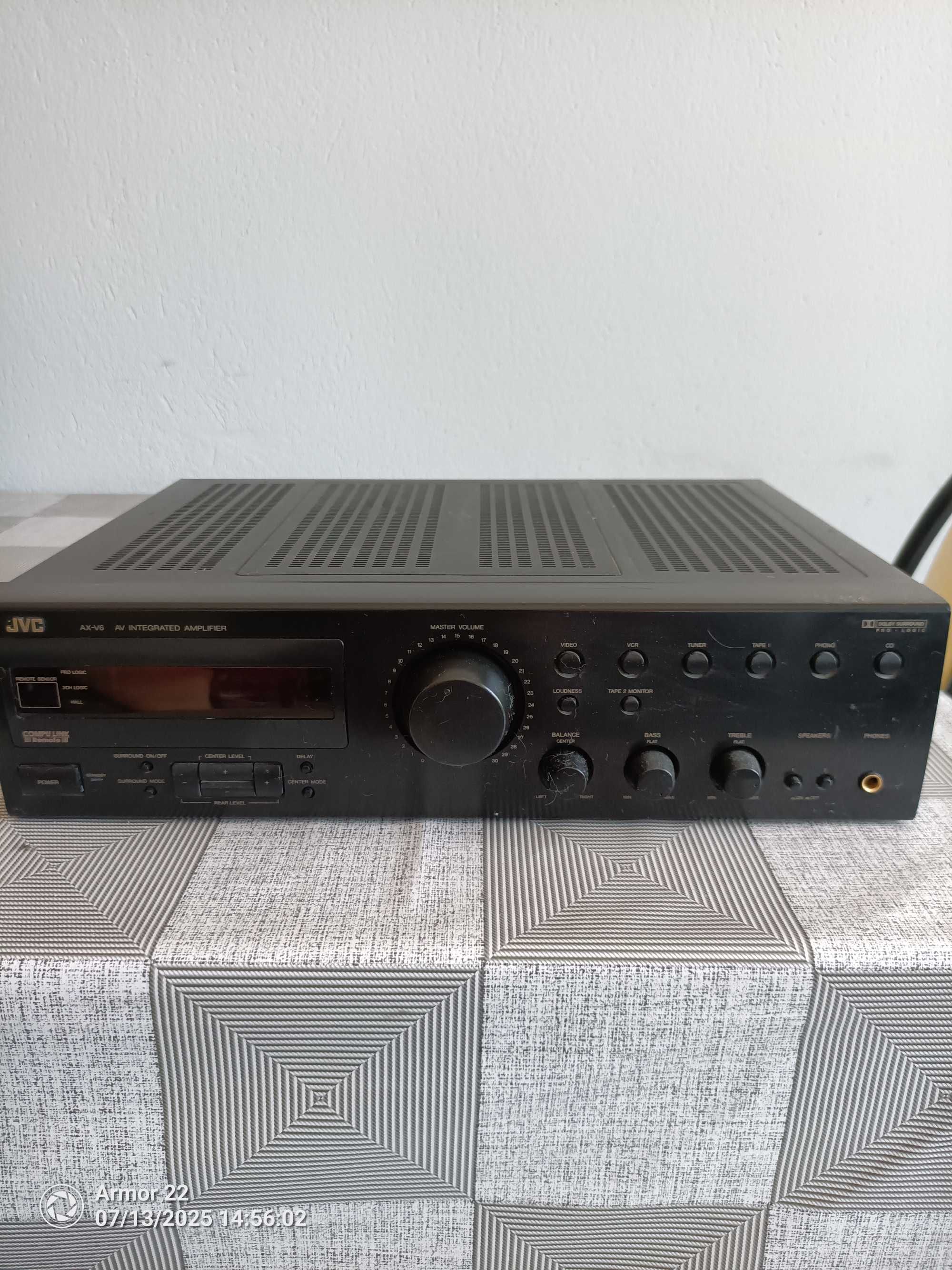 усилвател JVC от старото поколение