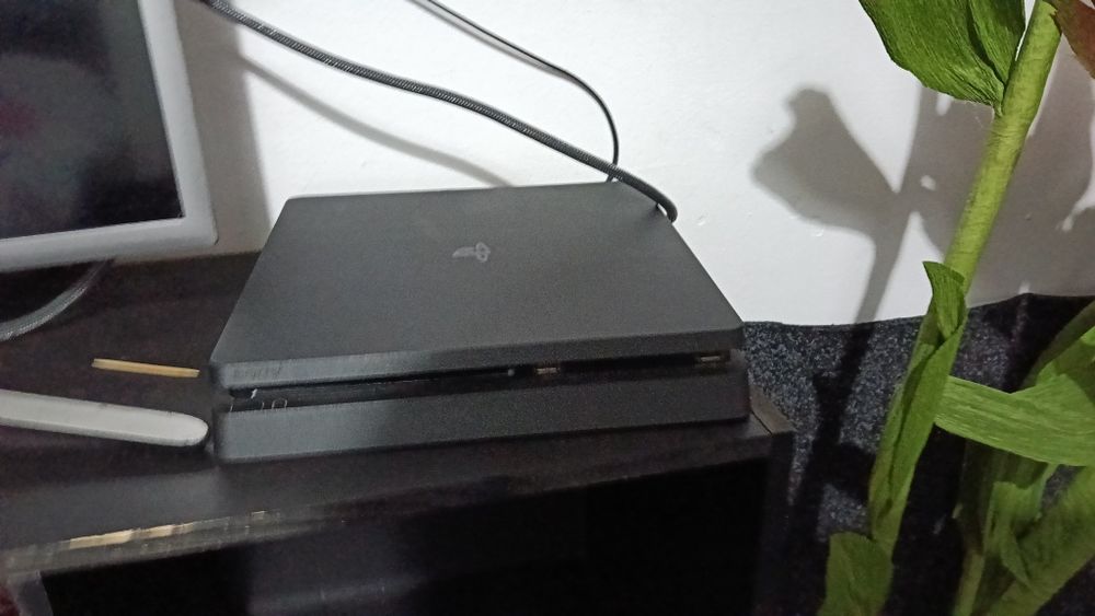 PS 4 cu 2 jocuri și un controler