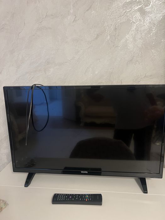 Телевизор с кронштейном