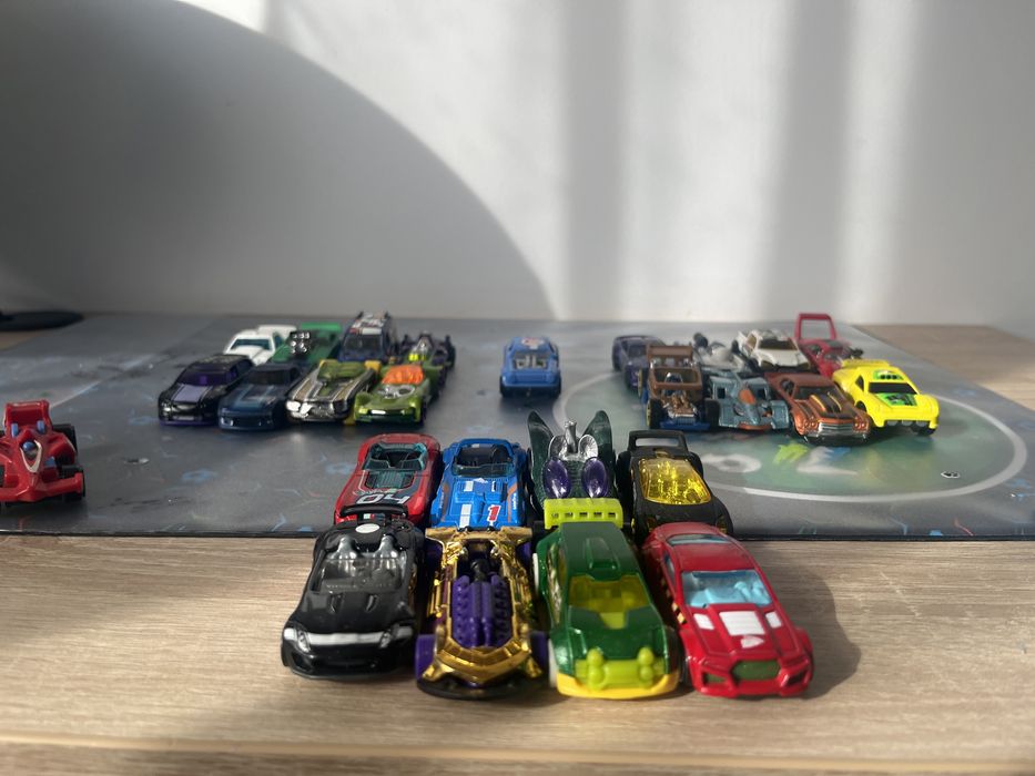 Vând mașinuțe HOT Wells