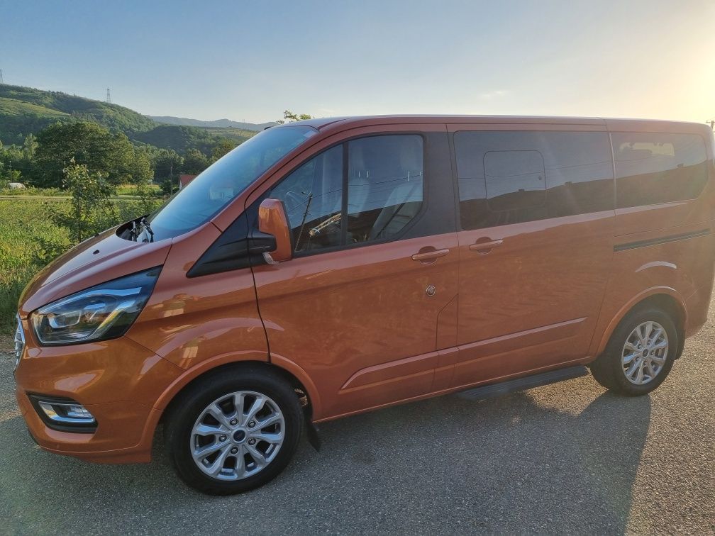 Inchiriez Ford Turneo Custom