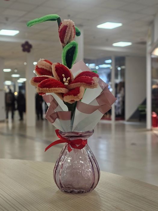 Crini handmade în vază de sticlă