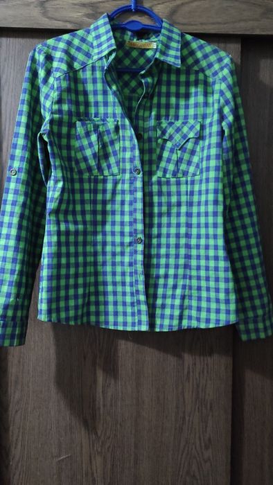 Продам женскую рубашку зеленая в клеточку с двумя кармашками