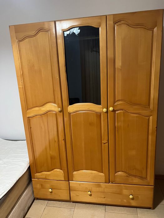 Продавам гардероб с надстройка