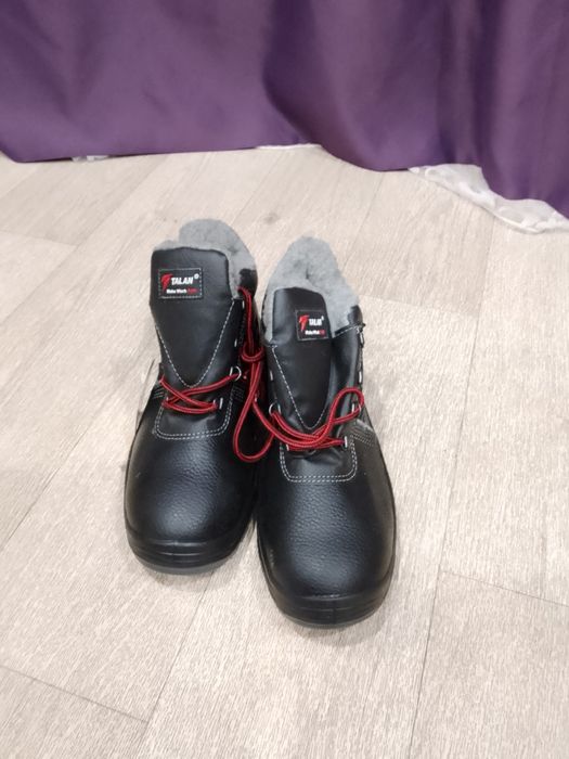 Продам зимнюю спецобувь