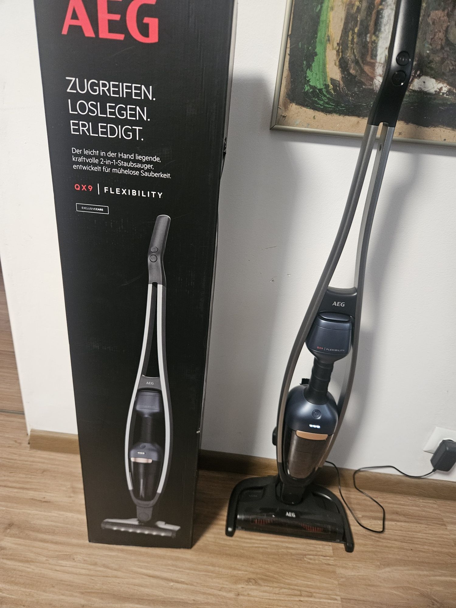 Вертикална прахосмукачка AEG  QX9