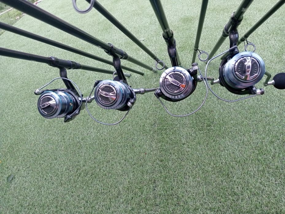 Set 4FL FLX8 3.90M 2 SEGMENTE 3.5LBS plus 4 mulinete AQ 8000