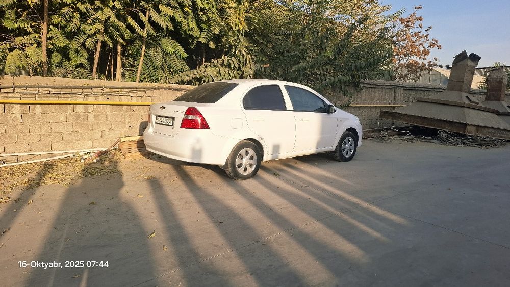 Mashina sotiladi Nexia3