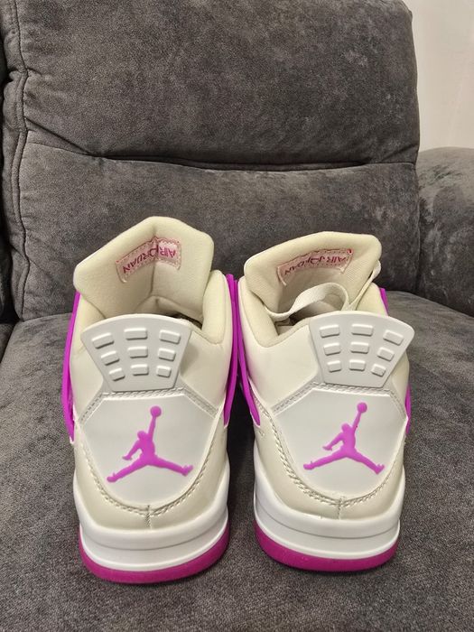 Jordan 4 Retro Hyper Violet nr 36 int 23 cm  preț 400 lei